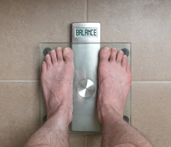 Los pies del hombre en la escala de peso - Balance — Foto de Stock