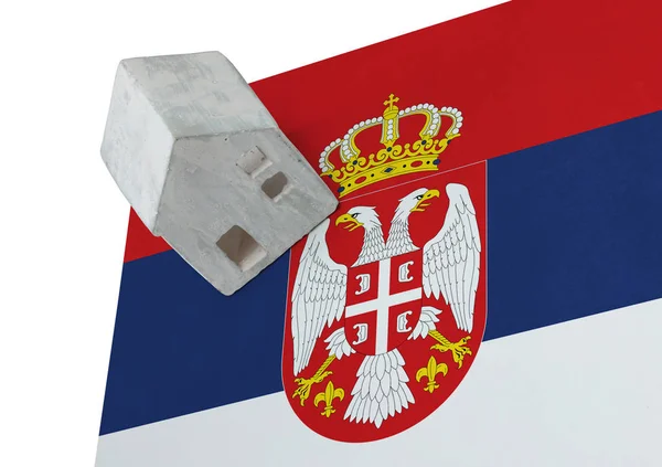 Pieni talo lippu - Serbia — kuvapankkivalokuva
