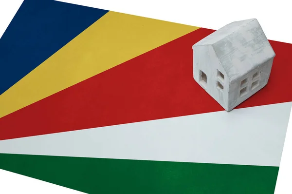 Litet hus på en flagga - Seychellerna — Stockfoto