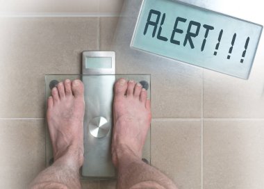 Adamın ayakları üzerinde ağırlık ölçek - uyarı