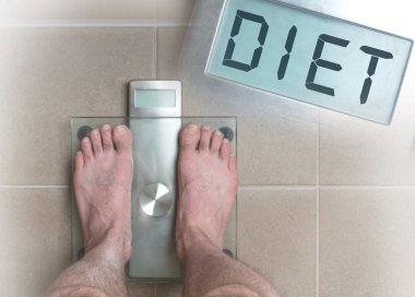 Adamın ayakları üzerinde ağırlık ölçek - diyet