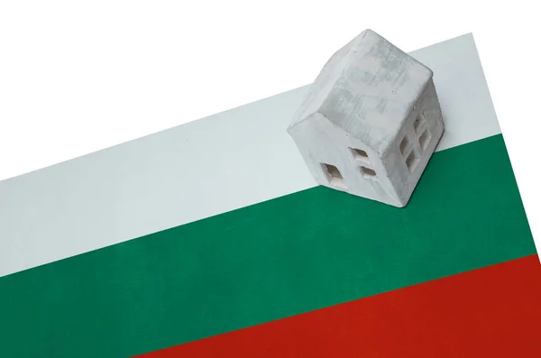Bir bayrak - Bulgaristan üzerinde küçük ev — Stok fotoğraf