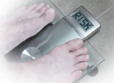 Adamın ayakları üzerinde ağırlık ölçek - Risk