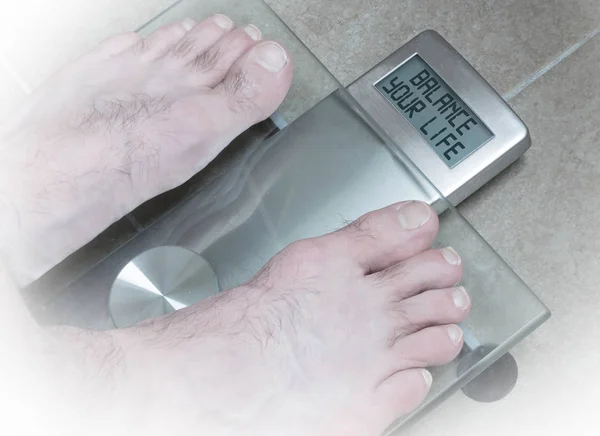 Man's feet on weight scale - Balance your life — Stock Photo, Image