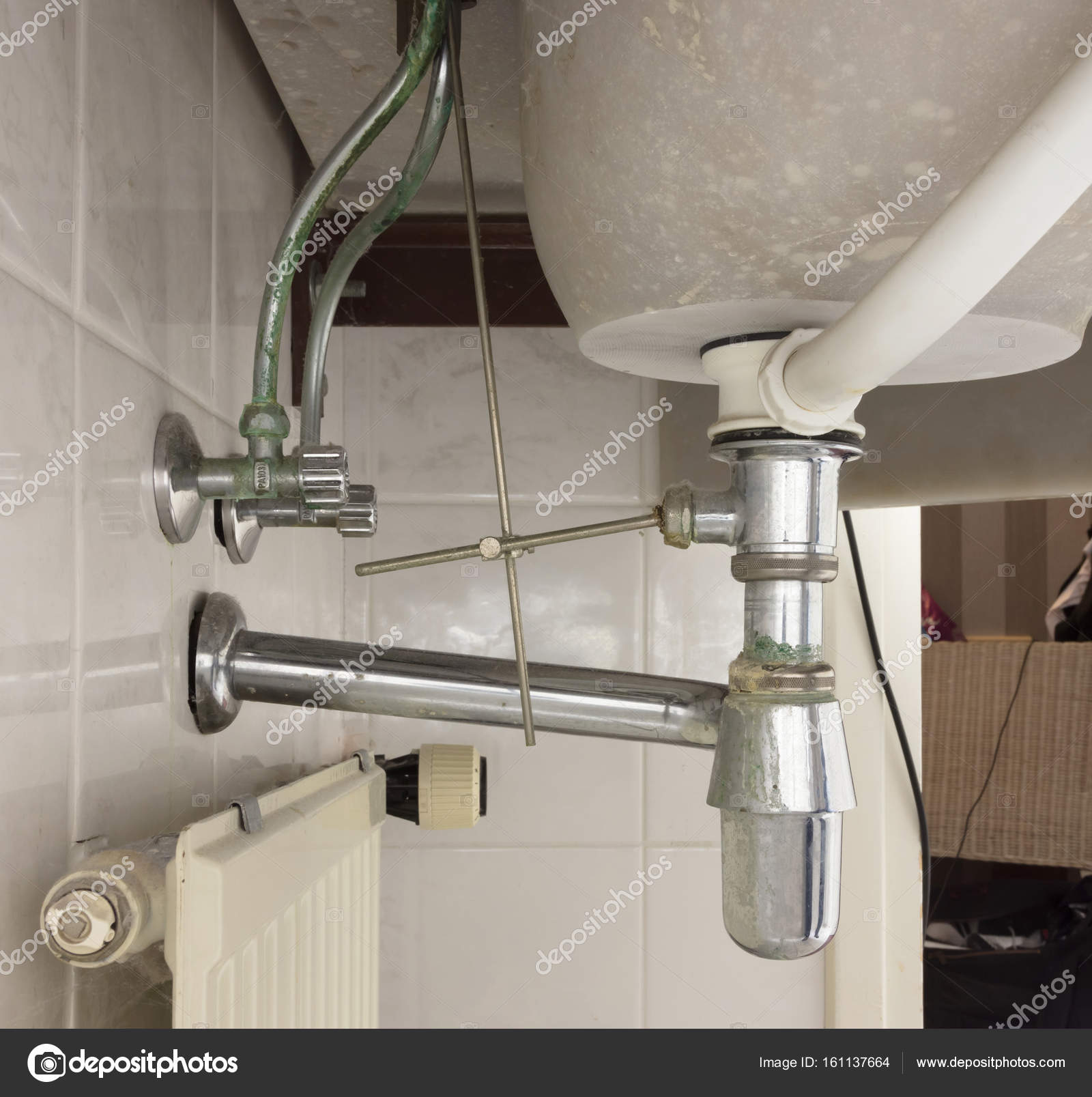 Becken Siphon oder Waschbecken Abfluss im Badezimmer — Stockfoto ... Becken Siphon oder Waschbecken Abfluss im Badezimmer — Stockfoto ...