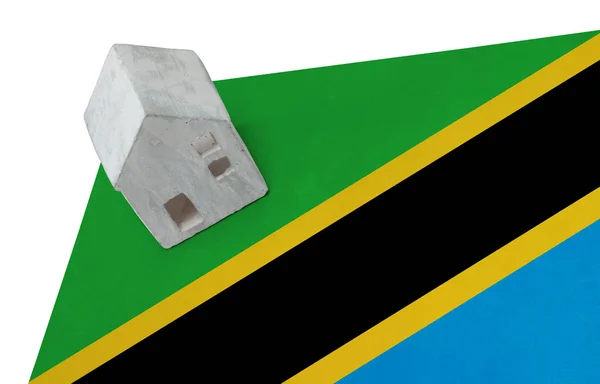 Litet hus på en flagga - Tanzania — Stockfoto