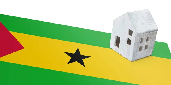 Pequeña casa en una bandera - Santo Tomé y Príncipe —  Fotos de Stock