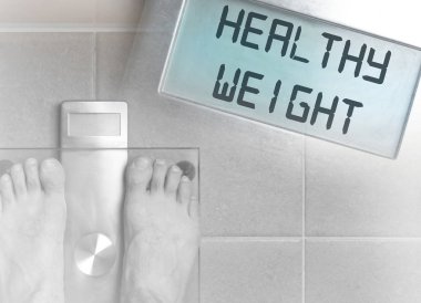 Adamın ayakları üzerinde ağırlık ölçek - sağlıklı kilo