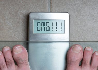 Adamın ayakları üzerinde ağırlık ölçek - Omg