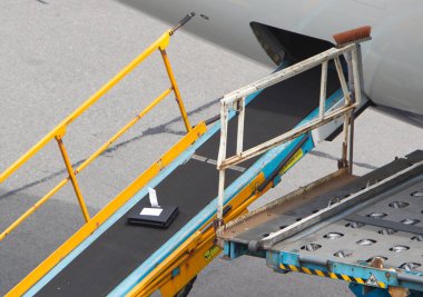 Amsterdam, Hollanda - 29 Haziran 2017: Yükleme Bagaj airpl içinde