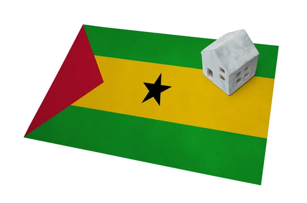 Маленький дом на флаге - Сан-Томе и Принсипи — стоковое фото