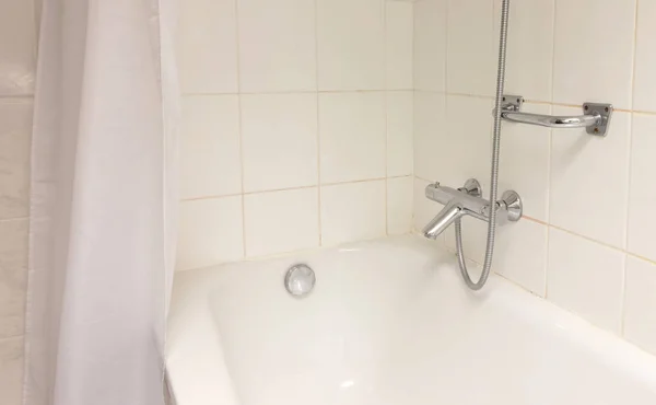 Badewanne im gefliesten Badezimmer — Stockfoto