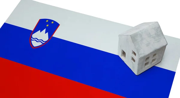 Малий будинок на прапор - Словенія — стокове фото