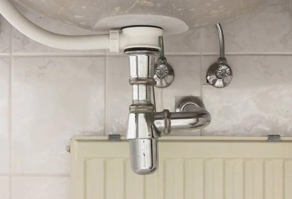 Basin sifon eller diskbänk avlopp i badrum — Stockfoto