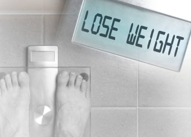 Adamın ayakları ağırlık ölçekte - kilo