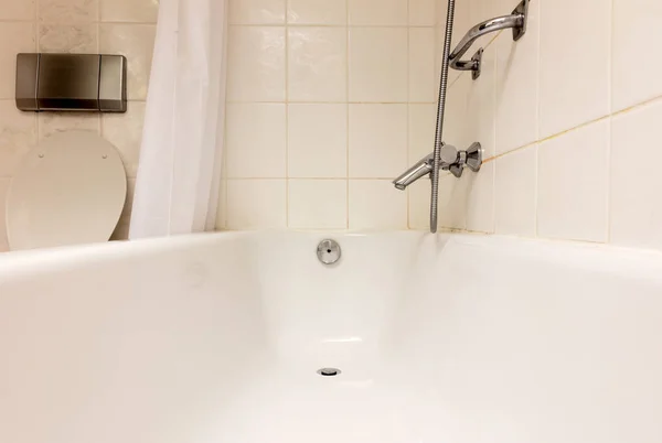Badewanne im gefliesten Badezimmer — Stockfoto