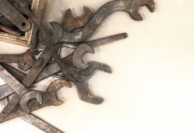 Eski paslı wrenche topluluğu