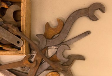 Eski paslı wrenche topluluğu
