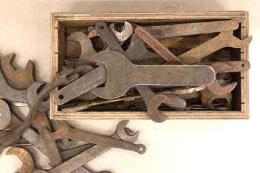 Eski paslı wrenche topluluğu