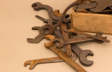 Eski paslı wrenche topluluğu