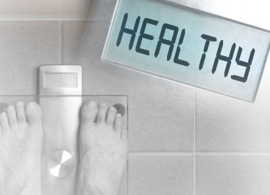 Adamın ayakları üzerinde ağırlık ölçek - sağlıklı