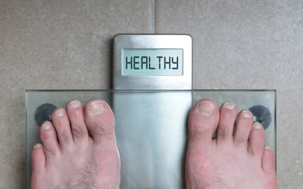 Los pies del hombre en la escala de peso - Saludable — Foto de Stock