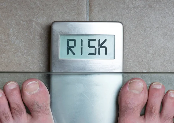 Man's feet on weight scale - Risk — Stock Photo, Image