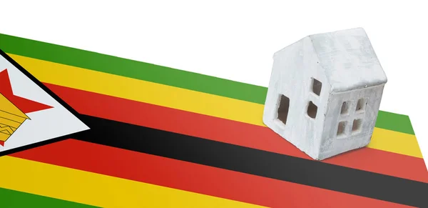 Pequeña casa en una bandera - Zimbabwe — Foto de Stock