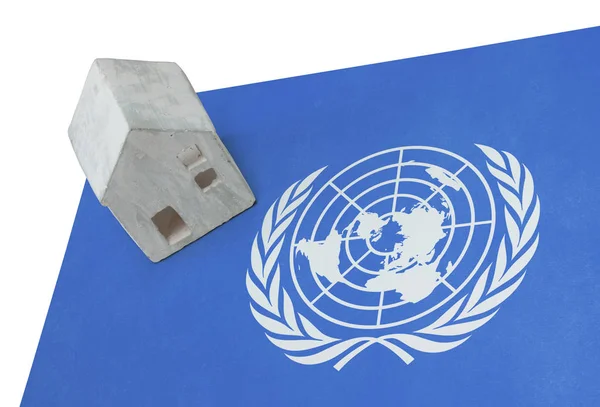 Bir bayrak - BM üzerinde küçük ev — Stok fotoğraf