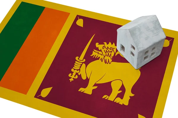 Pequena casa em uma bandeira - Sri Lanka — Fotografia de Stock