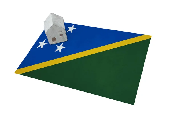 Bir bayrak - Solomon Adaları üzerinde küçük ev — Stok fotoğraf