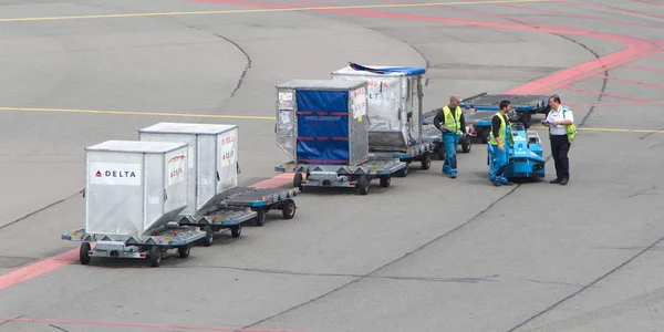 AMSTERDAM - 29 DE JUNIO DE 2017: Se están cargando aviones en Schiphol A — Foto de Stock