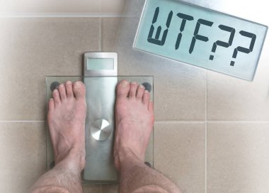 Adamın ayakları üzerinde ağırlık ölçek - Wtf!!!