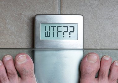 Adamın ayakları üzerinde ağırlık ölçek - Wtf!!!