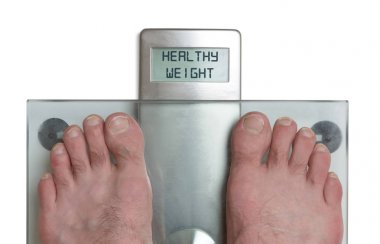 Adamın ayakları üzerinde ağırlık ölçek - sağlıklı kilo
