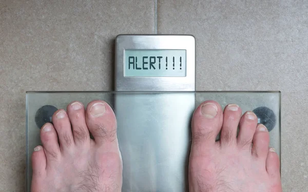 Los pies del hombre en la escala de peso - Alerta — Foto de Stock