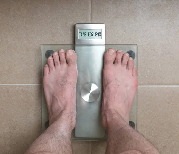 Man's feet on weight scale - Time for gym — Stock Photo, Image