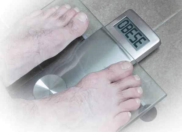 Mannens fötter på vikt skala - överviktiga — Stockfoto