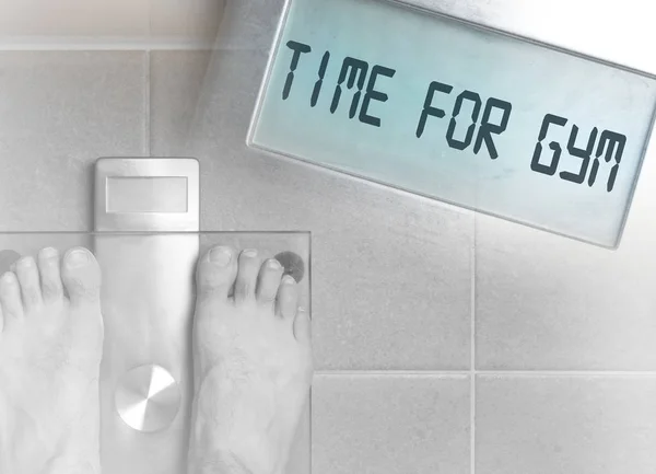 Man's feet on weight scale - Time for gym — Stock Photo, Image