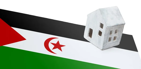 Petite maison sur un drapeau Sahara Occidental — Photo