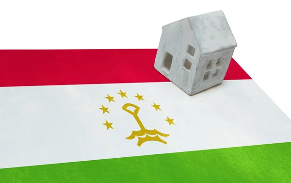 Bir bayrak - Tacikistan üzerinde küçük ev — Stok fotoğraf