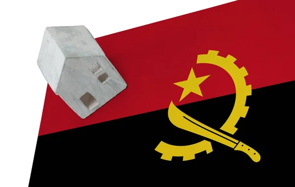 Bir bayrak - Angola üzerinde küçük ev — Stok fotoğraf
