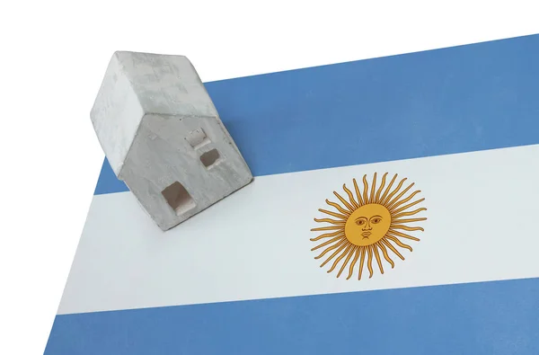 Pequeña casa con bandera - Argentina — Foto de Stock