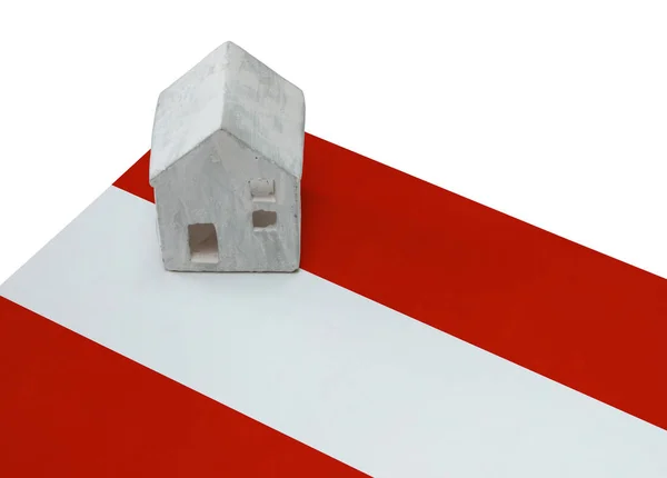 Pequena casa em uma bandeira - Áustria — Fotografia de Stock