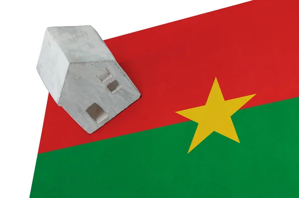 Маленький дом на флаге - Буркина-Фасо — стоковое фото