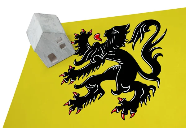 Litet hus på en flagga - Flanders — Stockfoto