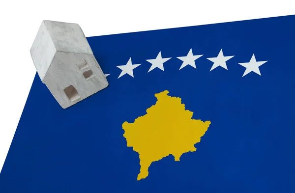 Litet hus på en flagga - Kosovo — Stockfoto