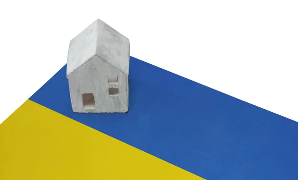 Litet hus på en flagga - Ukraina — Stockfoto