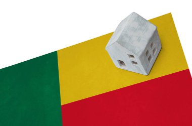 Bir bayrak - Benin üzerinde küçük ev