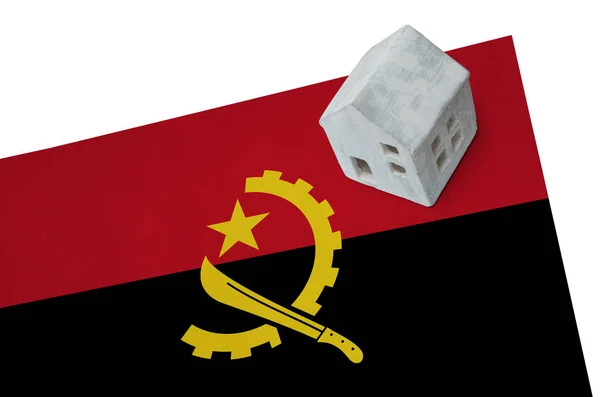 Piccola casa su una bandiera - Angola — Foto Stock
